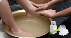 Lavado de pies con sal y bicarbonato: qué beneficios tiene y cómo hacerlo correctamente