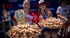 El 'Tiburón' Joey Chestnut regresa al concurso de comer hot dogs de Nathan's en 2025: así queda la tabla