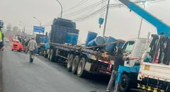 Tráiler que transportaba insumo para monedas del Banco Central de Reserva se incendia en Puente Huánuco