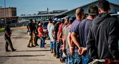 ICE y DHS arrestan a 12 inmigrantes de América Latina en un mercado de mariscos: esta ley en Texas respalda operativos