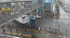 Tráiler invade vía exclusiva del Metropolitano y se queda atascado por 2 horas en estación Matellini