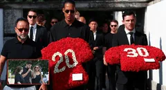 Imágenes conmovedoras del funeral de Diogo Jota y André Silva: la ofrenda de Van Dijk y el emotivo gesto de Rubén Neves