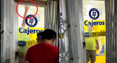 Cliente se queda encerrado en cajero de banco y usuarios reaccionan: “Lo atrapó el dinero”