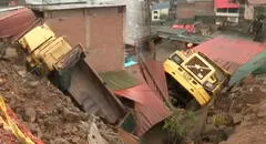 Volquete cae 15 metros al abismo y destruye una casa en El Agustino: familia salva de milagro