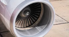 Hombre muere succionado por la turbina de un avión que iba a despegar en aeropuerto en Italia
