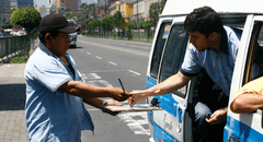 ¿Qué son los dateros y por qué gritan números a los conductores en las calles de Lima?