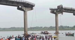 Puente se derrumba en India: al menos 13 muertos y un camión quedó suspendido al borde del abismo