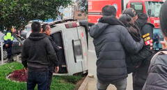 Combi informal se vuelca tras ir en sentido contrario en Independencia: deja 14 heridos y cámaras registran accidente