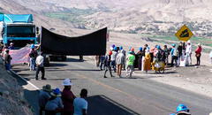 Mineros artesanales bloquean vía en Arequipa por segundo día y anuncian protesta indefinida: "Exigimos la ley MAPE"