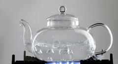 Hervir y filtrar el agua potable elimina hasta el 90% de los microplásticos, según estudio científico