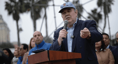 Rafael López Aliaga convierte presentación de trenes en acto político