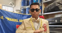 Profesor 'bailarín' vuelve a ganar desfile escolar y conmueve al revelar que tiene cáncer: "Si me iba, me iba haciendo música"