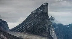 Esta montaña tiene la caída vertical más larga del mundo con más de 1.000 metros de altura y 105 grados de inclinación