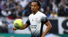 Prensa brasileña fulmina a André Carrillo por pésimo partido con Corinthians y lo bautiza como 'triatleta': "Corre, pedalea y ¡nada!"