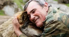 Fue vendido por su padre y vivió 12 años con lobos: la historia del hombre criado por animales en España