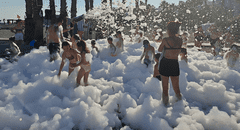 Niña de 8 años sufre terrible corte hasta el hueso tras caída de cristales durante fiesta de espuma en Turquía