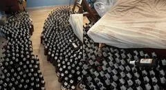 Hombre muere tras ingerir solamente alcohol por un mes: encontraron más de 100 botellas en su habitación en Tailandia