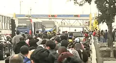 Peruanos forman largas colas para ingresar a sus trabajos en Centro de Lima durante Fiestas Patrias: "La presidenta ha dado la orden que no se pueda pasar"