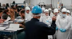 ICE arresta a la mitad de los trabajadores de una empresa en Omaha, Nebraska: 107 inmigrantes con órdenes de deportación