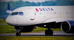 Vuelo de Delta con 275 pasajeros hace aterrizaje de emergencia en EEUU tras fuertes turbulencias: accidente deja 25 hospitalizados