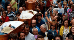 Hombre que sobrevivió a la muerte participa en insólito ritual de procesión de ataúdes en agradecimiento: "Tenía el hígado reventado"