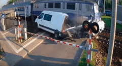 Tren a toda velocidad destroza una furgoneta que intentaba cruzar riel y conductor se salva de milagro en Polonia