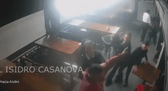 "Se querían ir sin pagar": Un policía y un profesor de artes marciales golpean brutalmente a mozas en cervecería de Argentina