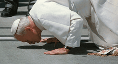 ¿Por qué Juan Pablo II besaba la tierra al llegar a un país? Una tradición con un significado profundo y un santo modelo