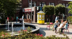 Hogeweyk: el pueblo de Holanda donde personas con Alzheimer viven libres, sin dinero real y con enfermeros encubiertos