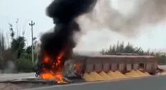 Cierran Panamericana Norte por incendio de enorme tráiler a la altura del km 97.5 en Chancay