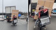 Delivery sorprende al trasladar un televisor en su motocicleta y usuarios bromean: "Servicio premium"