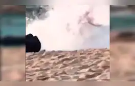 Facebook viral: mujer presume sexy pose frente a la playa, pero enorme ola la hunde [VIDEO] 