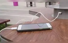¿Por qué no es recomendable cargar tu smartphone en puertos USB públicos?