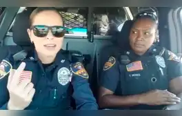 Épica ‘batalla’ de playback de dos policías causa furor en la red [VIDEO]