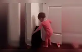 YouTube viral: pone cámara de seguridad y registra curiosa escena de su hija junto a su gato [VIDEO]