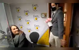 Facebook viral: locutora de radio es sorprendida por su novio al pedirle matrimonio durante programa en vivo [VIDEO]