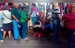 Los pensionados tienen que pasar hasta tres días en cola para poder recibir su pago. Foto: Karina Peraza.