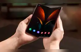 El dispositivo cuenta con dos pantallas, triple cámara trasera y sistema de carga rápida. Foto: Samsung