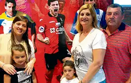 Orgullo. La familia de Cuesta posa junto a la foto que reproduce el grito de gol del argentino.
