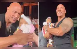 Dwayne Johnson, ‘La Roca’, enternece al cargar a una bebé durante la promoción de su película