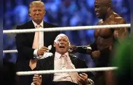 La vez que Donald Trump fue a la WWE, ganó la atrevida apuesta y rapó al legendario Vince McMahon