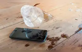 ¿Se mojó tu celular y ya no enciende? Esto es lo que debes hacer para cuidarlo