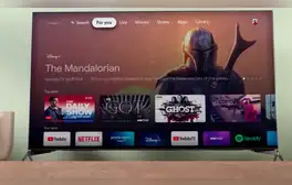 Tener un Chromecast conectado es la mejor opción para disfrutar de Google TV. Foto: GQ México
