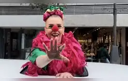 'Queca' emociona a fanáticos de 'Pataclaun' al pasear en limusina por las calles de Lima