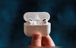 ¿La caja de carga de tus AirPods muestra distintos colores? Te explicamos qué significa cada uno