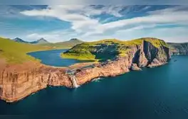 El lago que se formó "sobre el océano" tiene 59 m de profundidad y fue crucial para la Segunda Guerra Mundial