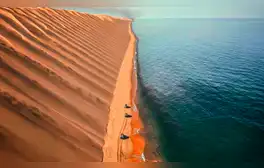 El increíble país donde el desierto y el mar se juntan: las dunas alcanzan los 300 metros de arena rojiza