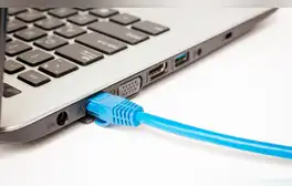 ¿Por qué deberías usar un cable Ethernet en tu PC y qué hacer si no hay un puerto compatible?