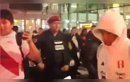 Cueva y su agresiva reacción contra hincha de la selección que lo respaldó: "Deja de grabar, 'mano'"