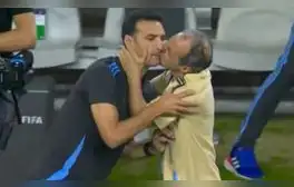 Scaloni se refirió al polémico beso del utilero: "No lo consentí"